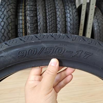 130/70-17 Motorcycle Tire with 5.3KGS Weight and Long-lasting Performance
