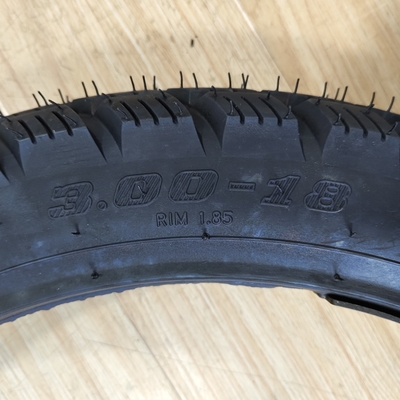 Qingdao Loading Port 3.00-18 Motorcycle Tyre with Tire Casing