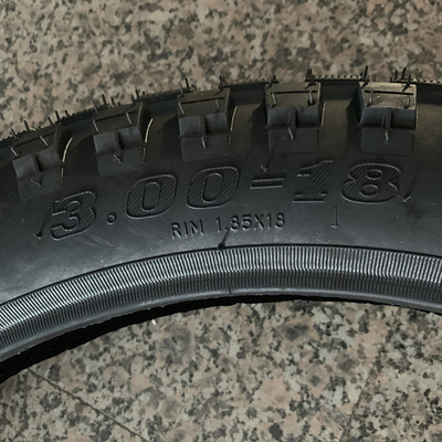 Qingdao Port Loading Bajaj Boxer Motorcycle Tire 3.00-18 with 20000 KM Work Life