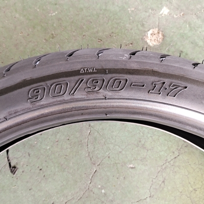 Black Natrual Rubber 90/90-17 Motorcycle Tyre for Long-lasting Performance
