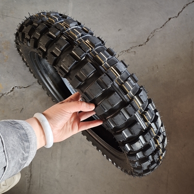 Black 4.60-17 Motorcycle Tyre with Nature Rubber Material and Tubeless Design