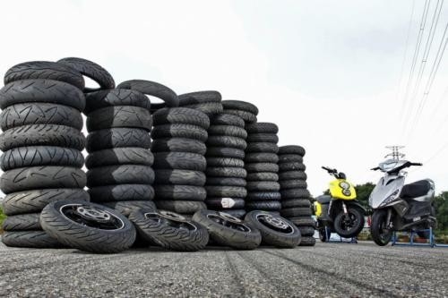 Rubber Motorcycles Tire Casing Size 300 18 with Produce Capacity 5000 pcs per day