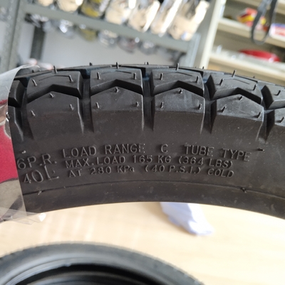 Qingdao Port Loading 17 Inch 275-17 Motorcycle Tyre and Tube with 20000 KM Work Life