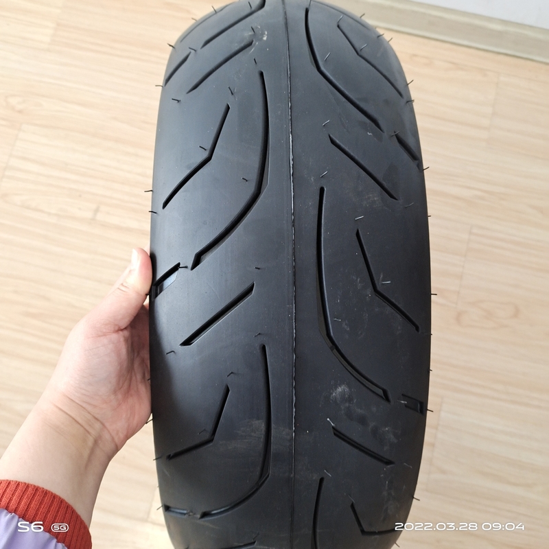 Experience Unmatched with 180/55/17 TL Motorcycle Tubeless Tire and 280kpa Air Pressure
