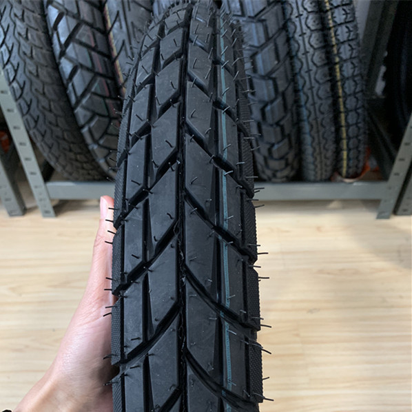 130/70-17 300-18 Motorcycle Tires for Long Work Life of 20000 KM in Qingdao Port