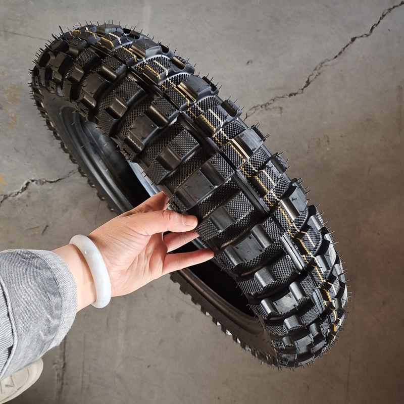 Black 4.60-17 Motorcycle Tyre with Nature Rubber Material and Tubeless Design