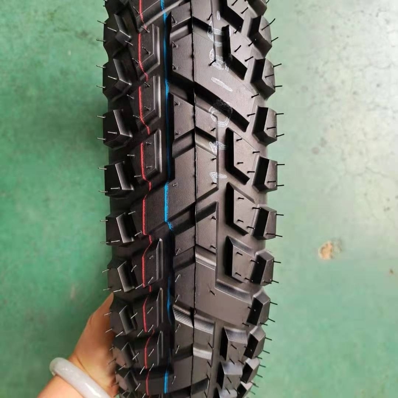 Maxxis Motorcycle Tire Tubeless 110/90-16 with Rubber content 35%-55% at Qingdao Port