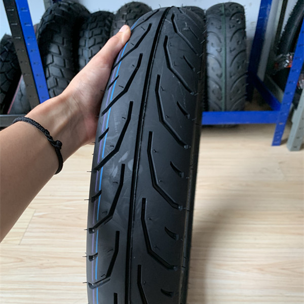 Loading at Qingdao Port 90/90/17 Tubeless Tyre for 4 Tires Motorcycle Tire Casing